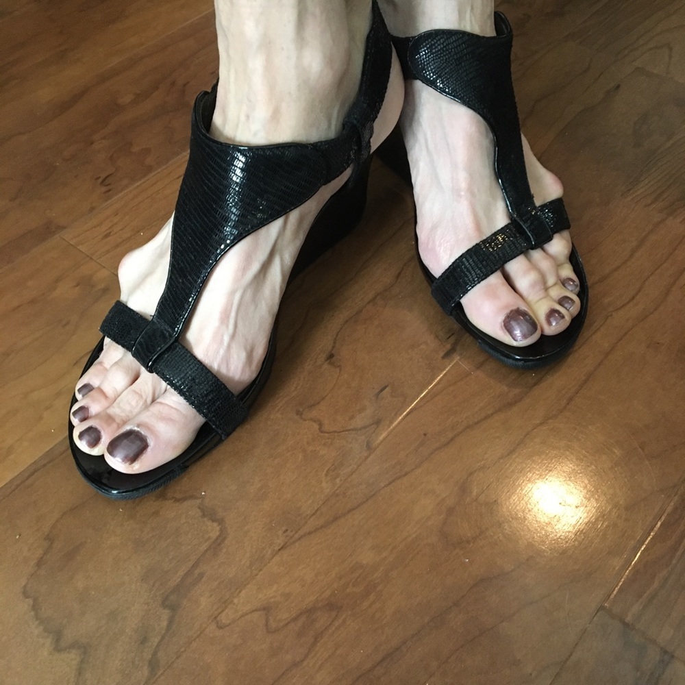 Kenneth Cole style name cabin fever wedge sandals